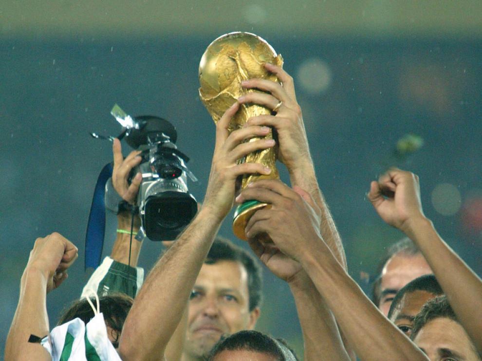 Ronaldo alza el trofeo.