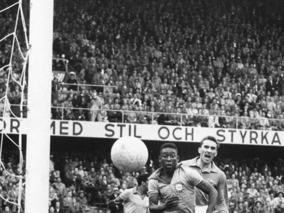 Pelé disputa un balón.