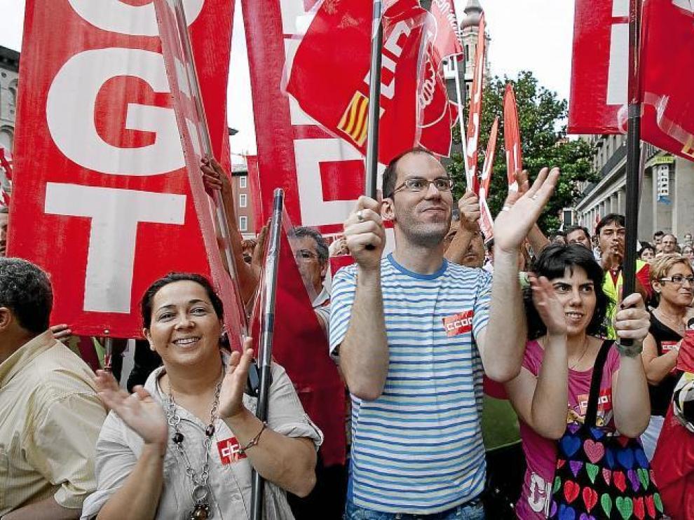 Un grupo de manifestantes aplaude durante el acto final de la marcha reivindicativa de ayer en la plaza del Pilar de Zaragoza.