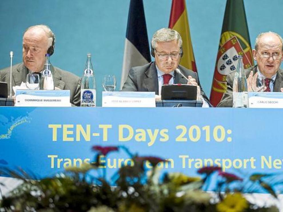 El coordinador de la Red Transeuropea, Secchi (dcha.), junto al ministro Blanco, ayer en la cumbre.