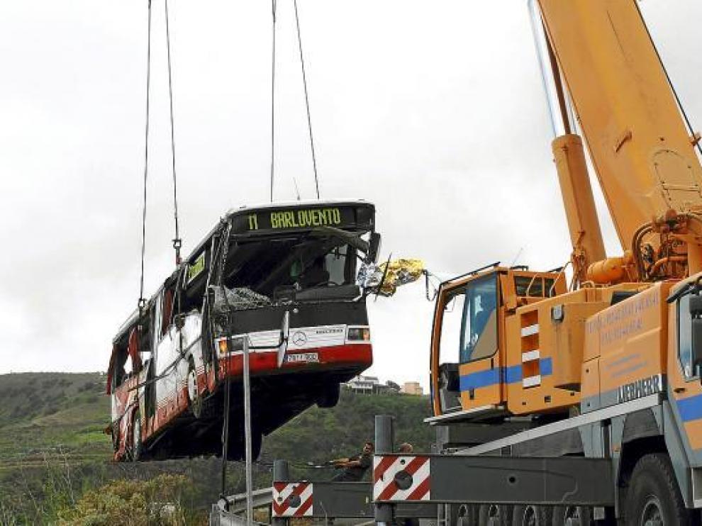 Una grúa retira el autobús siniestrado en la isla de La Palma.