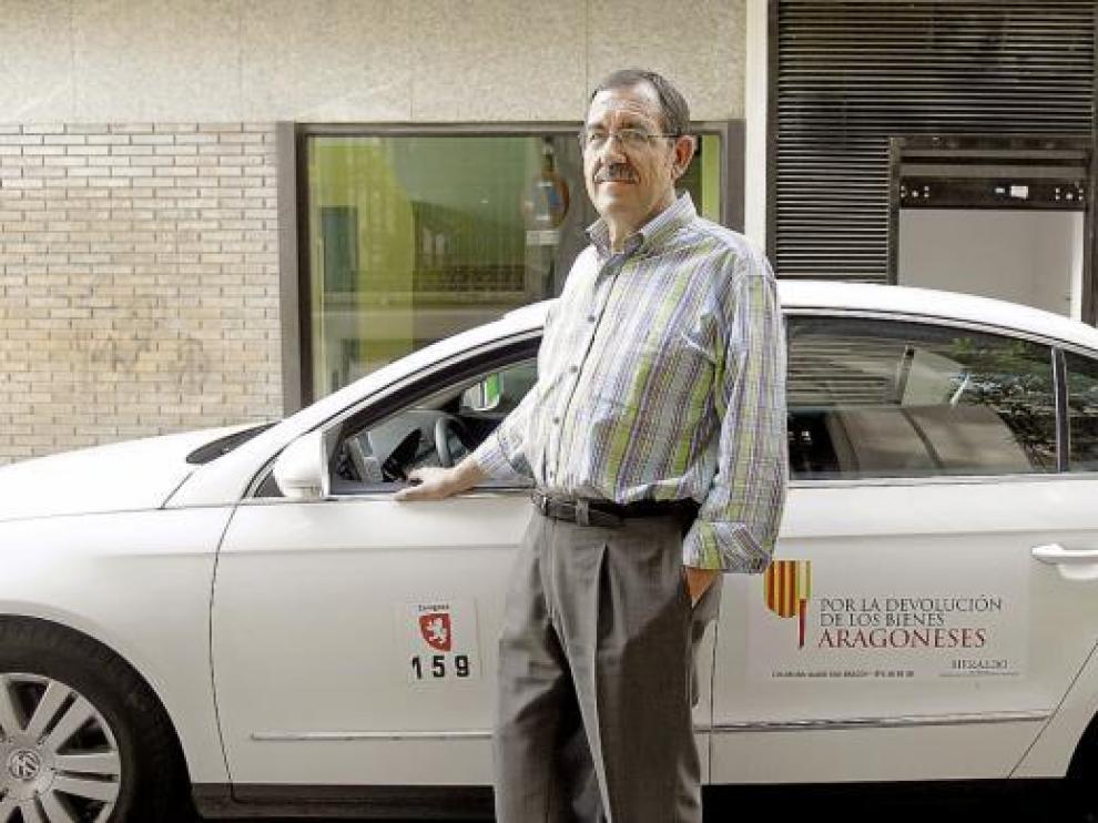 Antonio Claramonte, de Radio Taxi Aragón, ante su vehículo de trabajo.