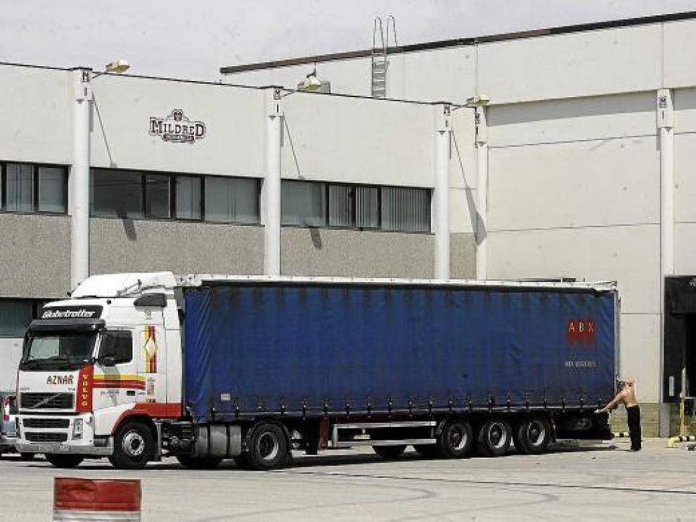 Un camión salía ayer con parte del material de la fábrica que Mildred tenía en Huesca.