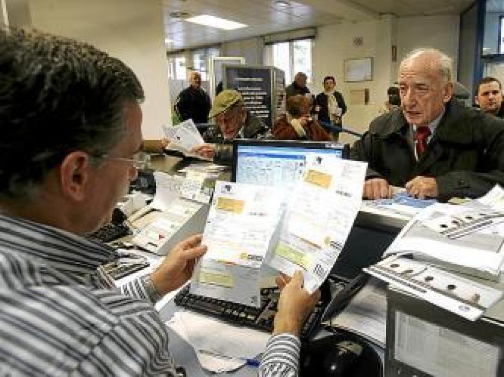 Usuarios en una oficina de atención al cliente.