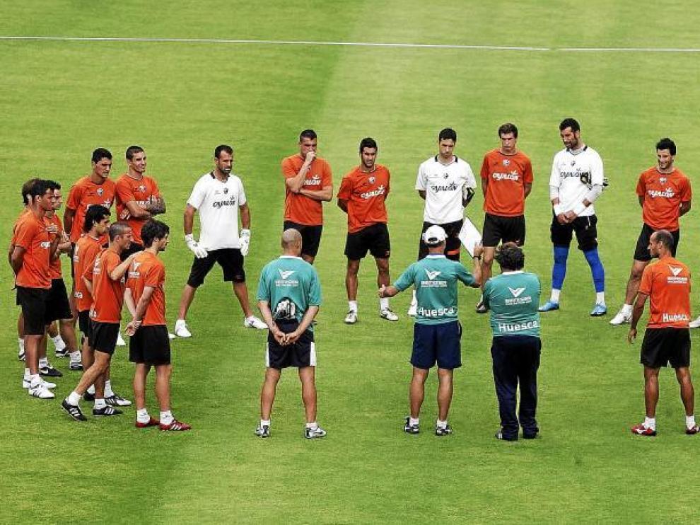 El técnico, Antonio Calderón, reunió al grupo para charlar al comienzo del entrenamiento celebrado ayer en el campo de El Alcoraz.