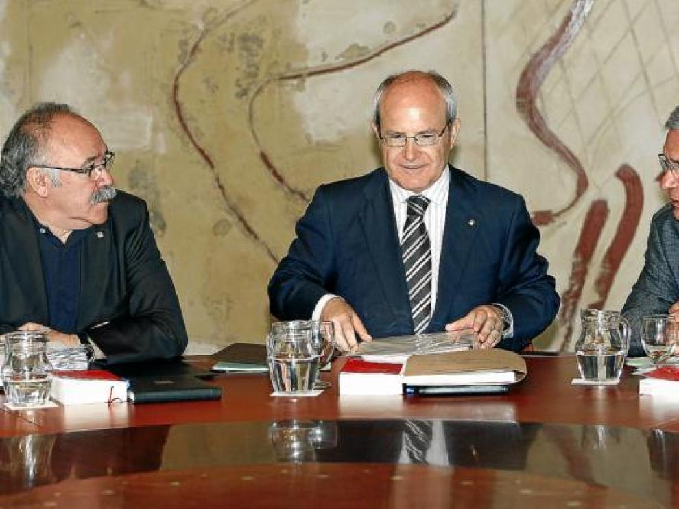 Josep Lluís Carod Rovira, José Montilla y Joan Saura, ayer en el Consejo de Gobierno catalán.