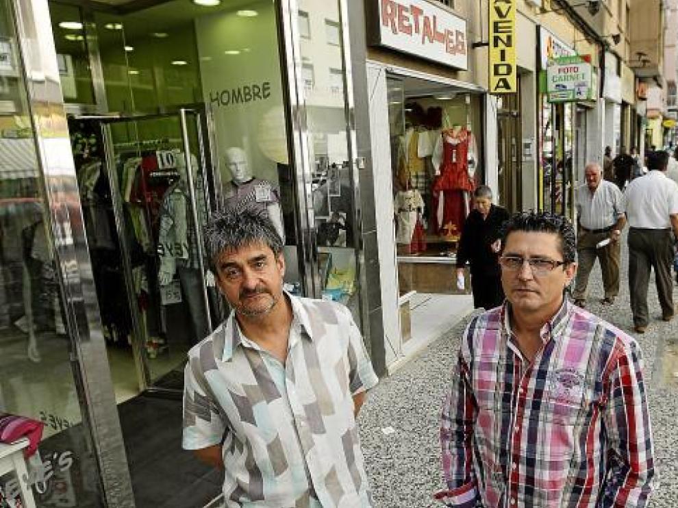 Alfonso Bernalte (a la izquierda) y Gerardo Gracia, en la zaragozana calle de Salvador Minguijón.
