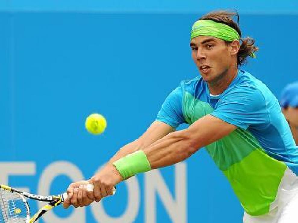 Rafa Nadal devuelve una bola.