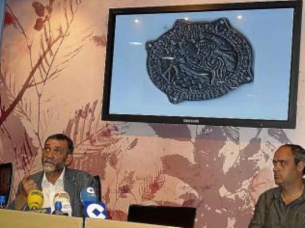 Bizén D'O Río (izq.) y Luis Terrén bajo la imagen de la espécula.