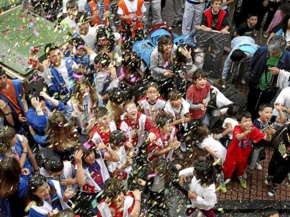 Los jóvenes de Alagón reciben una lluvia de confeti después del pregón de Interpeñas.