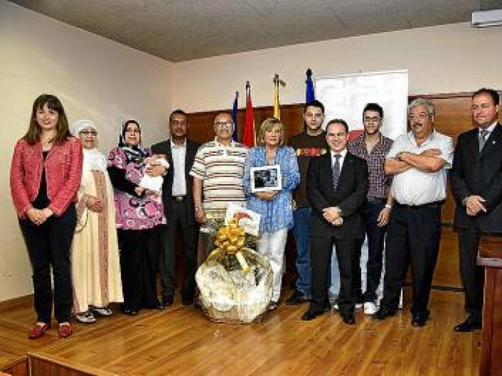 La familia premiada, junto al resto de asistentes al acto.