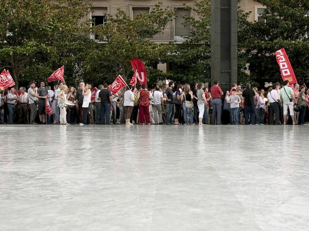 Un grupo de ciudadanos en la manifestación celebrada el martes en la plaza del Pilar.