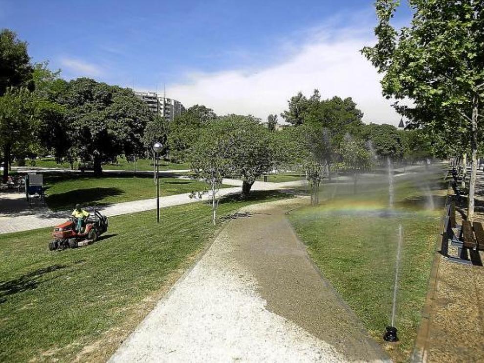 Una imagen del parque Bruil, a las 12.00 de la mañana, y con los aspersores a pleno rendimiento.