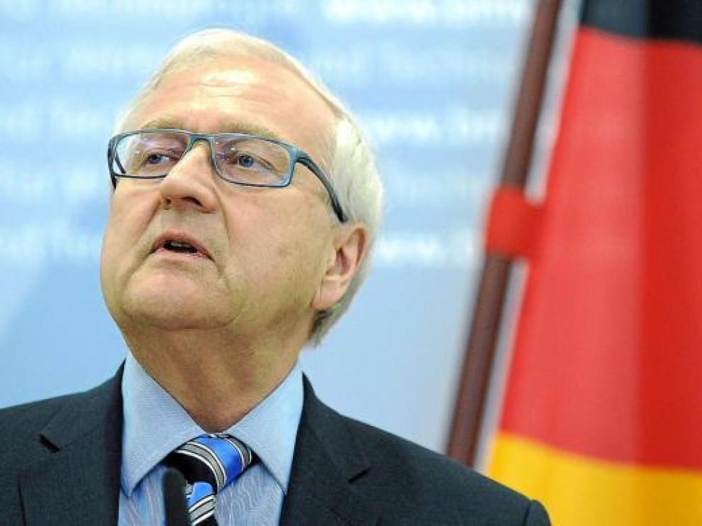 El titular alemán de Economía, Rainer Brüderle, ayer, al comunicar su decisión en Berlín.