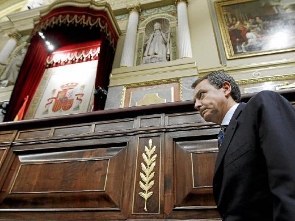 Zapatero se dirige a la tribuna de oradores del Congreso, ayer, durante la sesión de control.