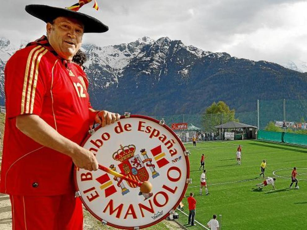 Manolo, el pasado mes, animando a la selección en Suiza. Ahora, cambia de continente, pero no de misión.