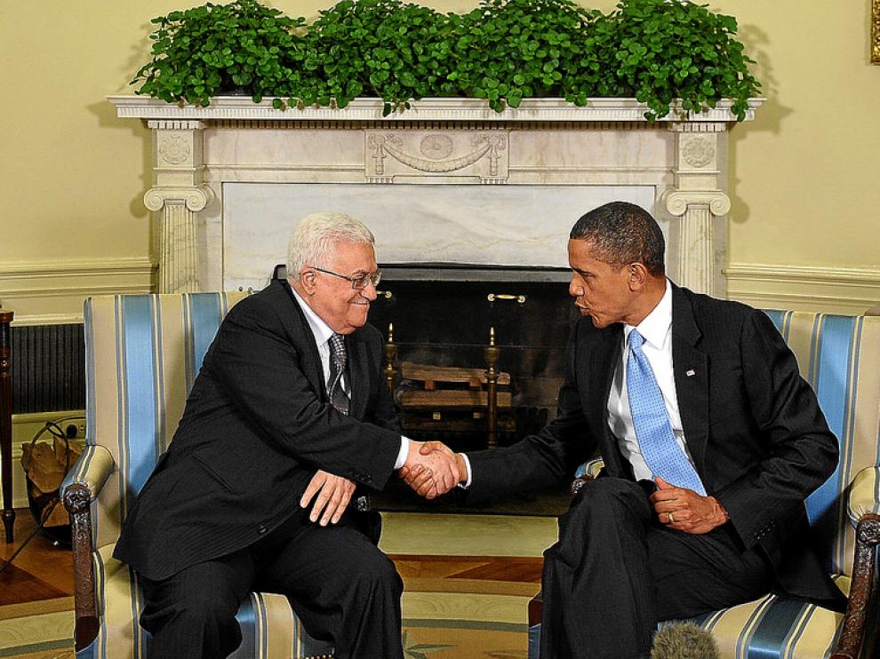 El presidente palestino, Abás, saluda a Obama