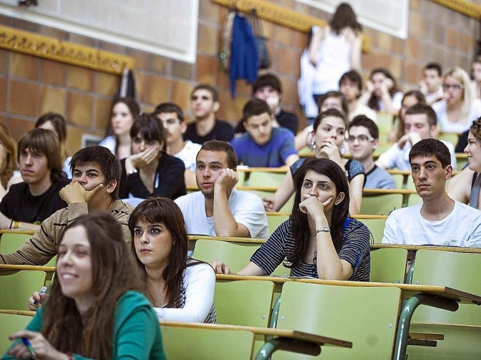 Un grupo de alumnos en la facultad de Derecho