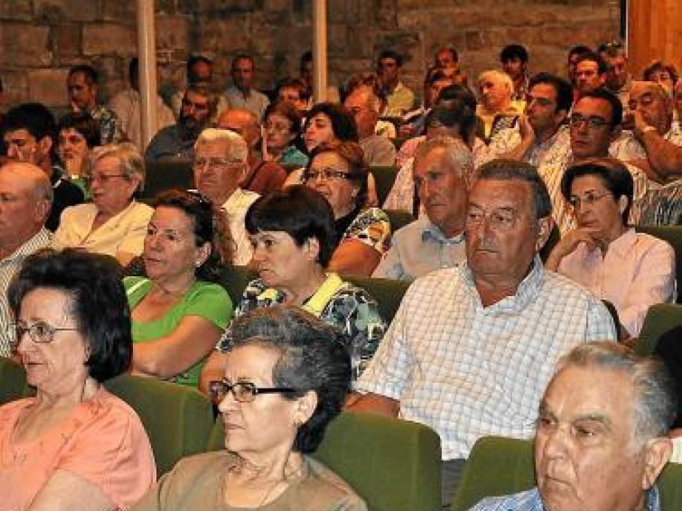 Un centenar de agricultores acudió a la asamblea.