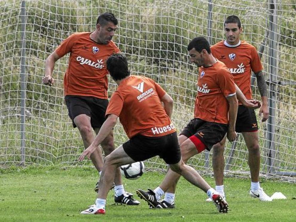 Los jugadores del Huesca, en un partidillo.