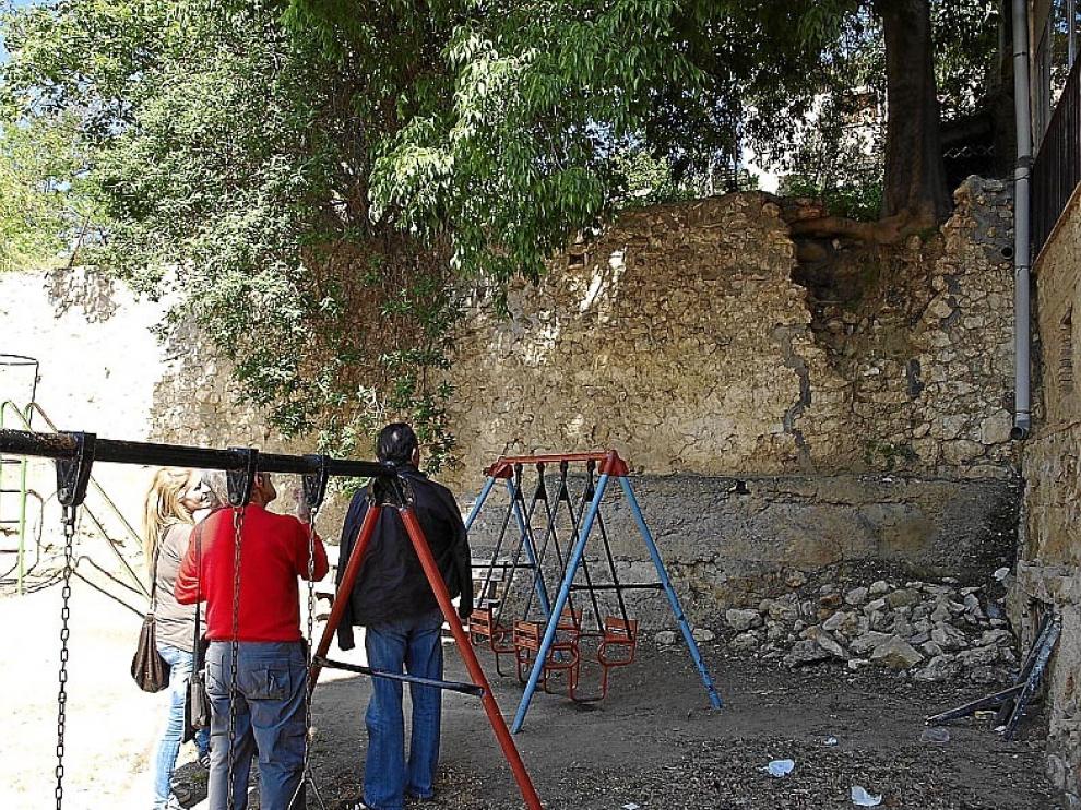 Parte del muro junto a los juegos infantiles se ha hundido.