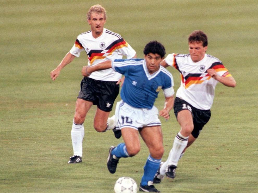 Völler (izquierda) persigue a Maradona.