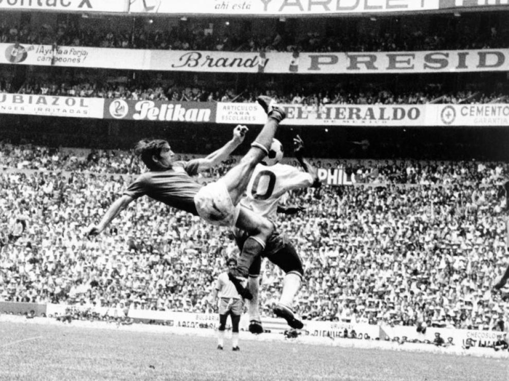 Pelé, remata a gol