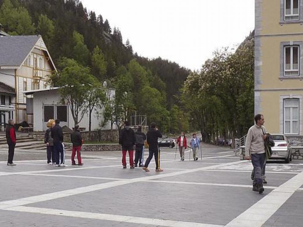 Turistas en la plaza del balneario de Panticosa, ayer por la tarde.