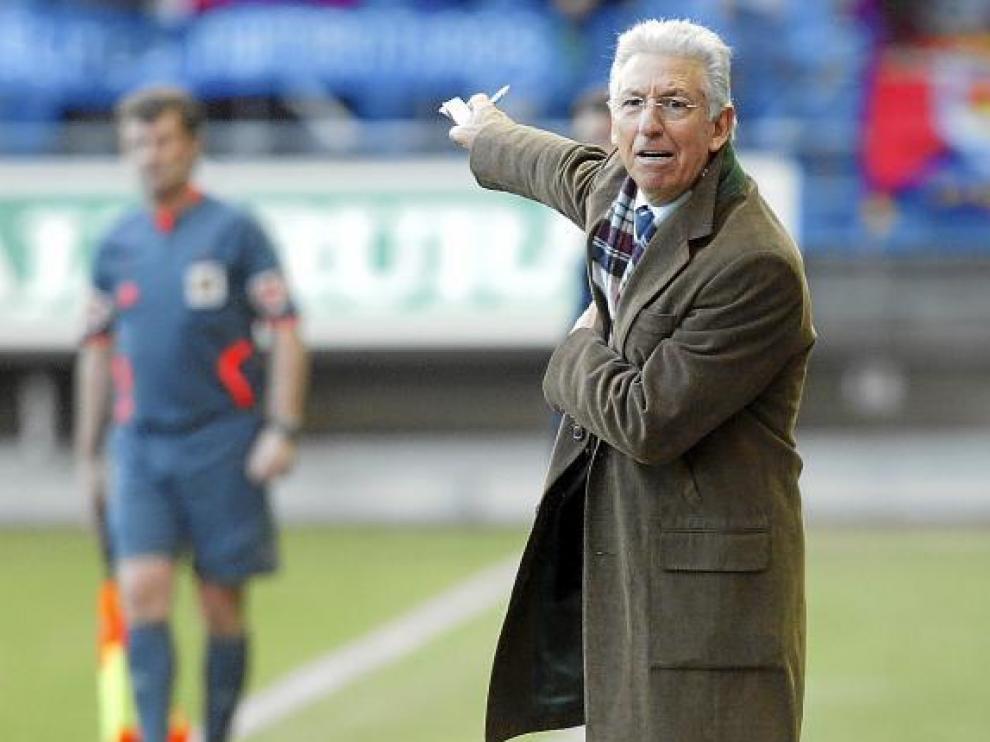El técnico del Cádiz, Víctor Espárrago, durante un partido de esta temporada.