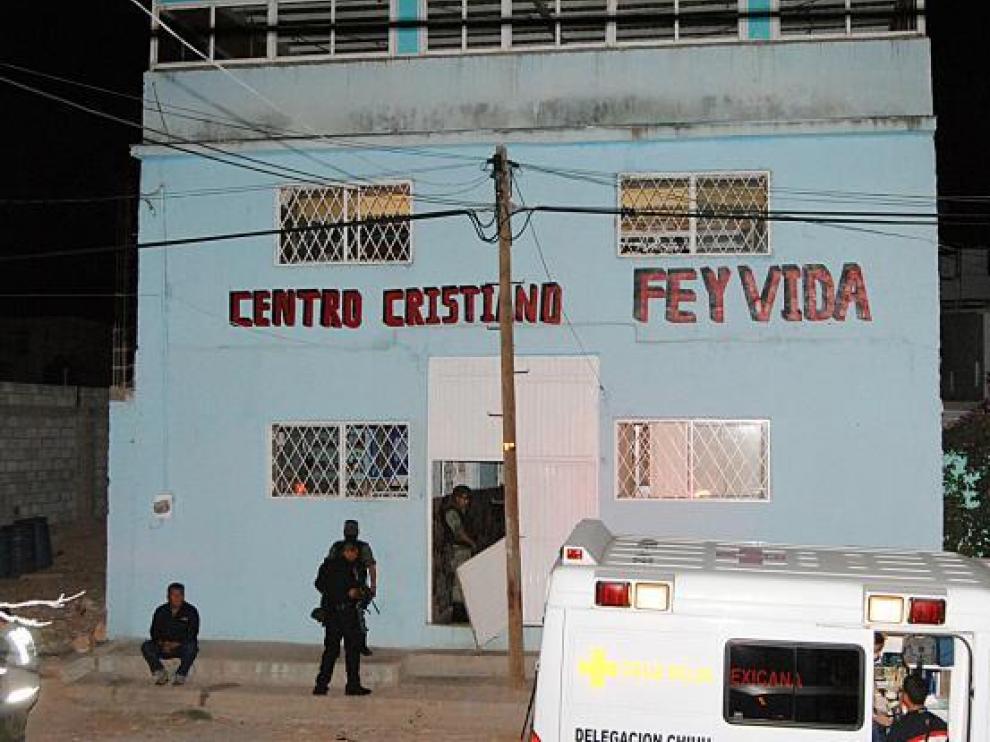 Funcionarios forenses trabajan en el centro donde sucedieron los crímenes en Chihuahua.