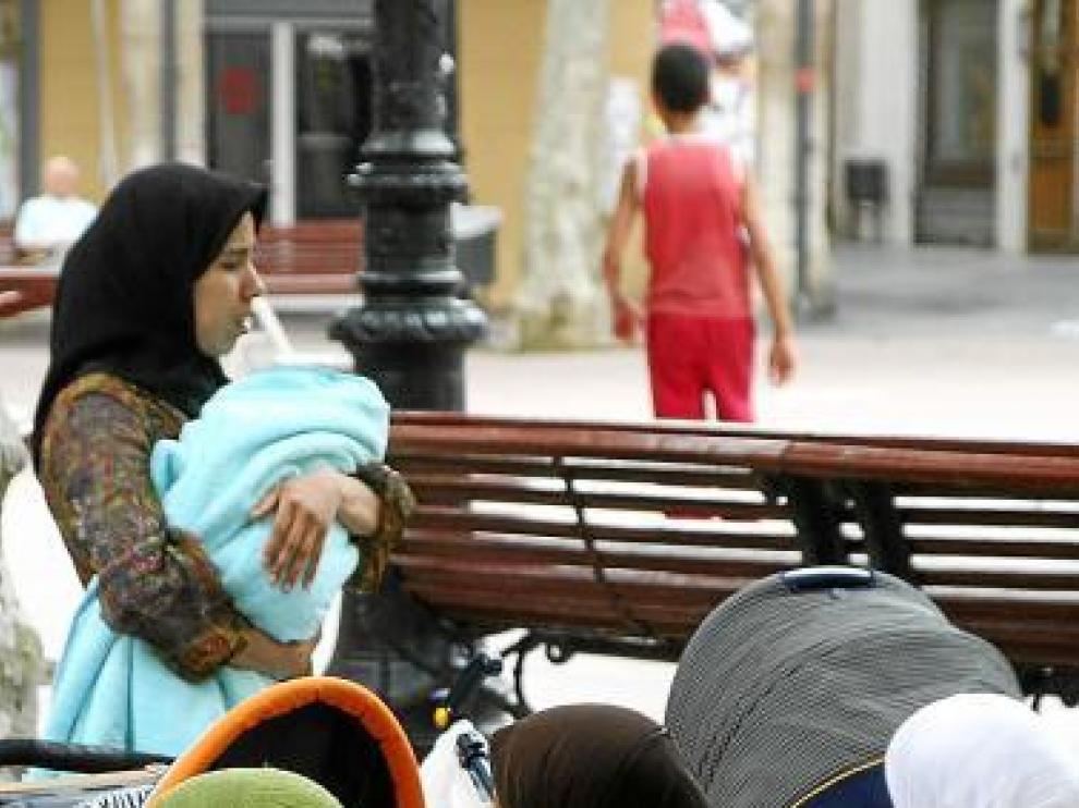 Mujeres musulmanas, cerca del Ayuntamiento de El Vendrell.