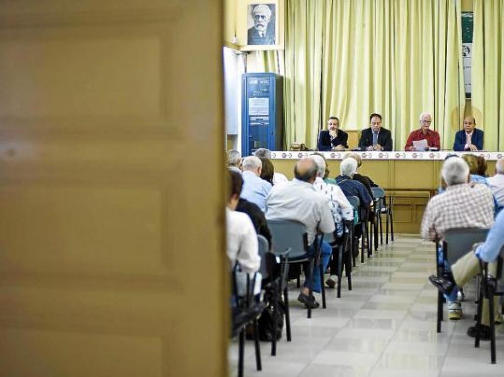 Asamblea de ex clientes de Investahorro en la sede de UGT, ayer.