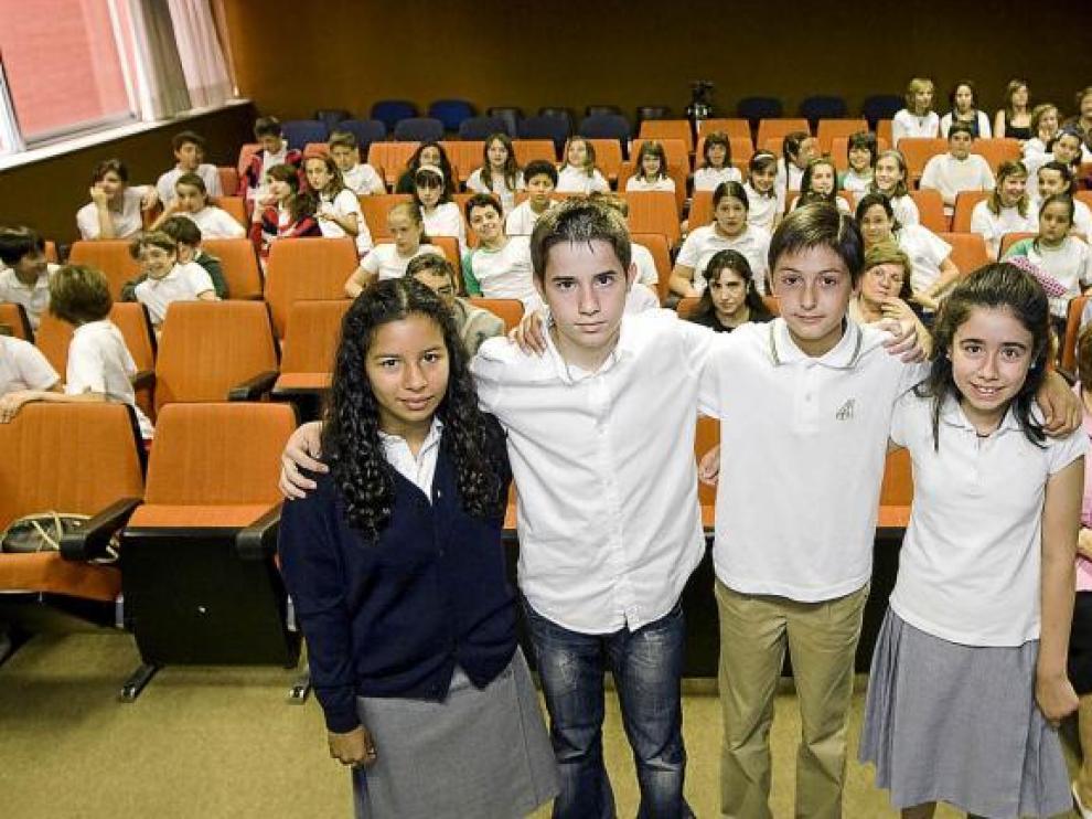 Laura, Guillermo, Sergio y Natalia, en primer término, junto a los amigos que fueron a arroparles en la entrega de premios.