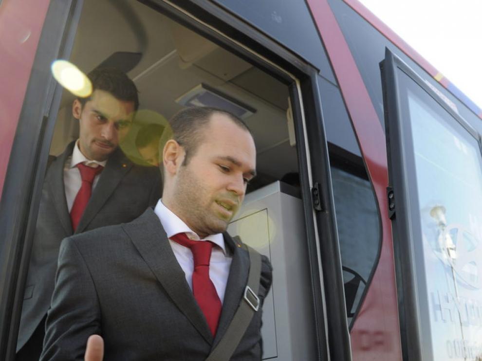 Andrés Iniesta baja del autobús de la selección