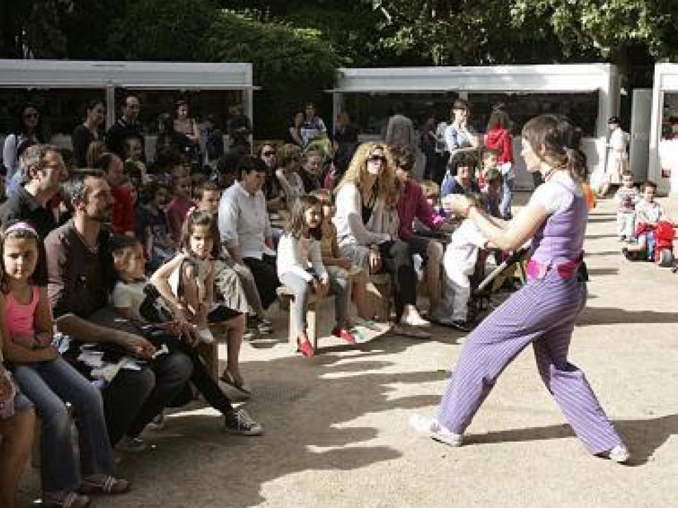 Un cuentacuentos llenó ayer de fantasía la Feria del Libro.