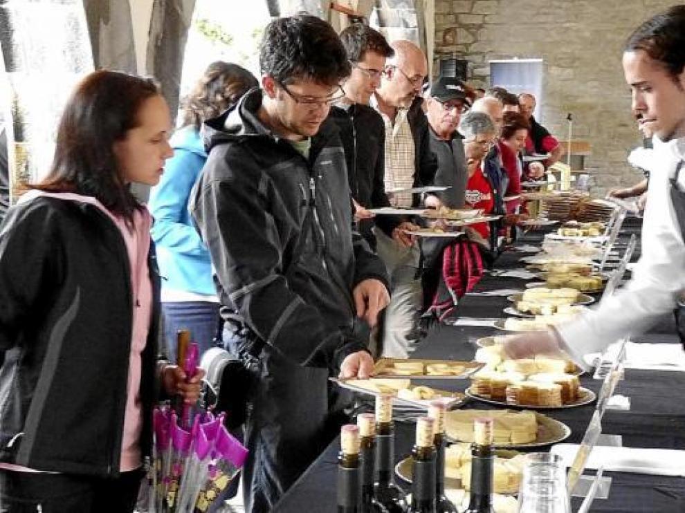 La degustación de los diferentes quesos congregó a cientos de personas en Biescas.