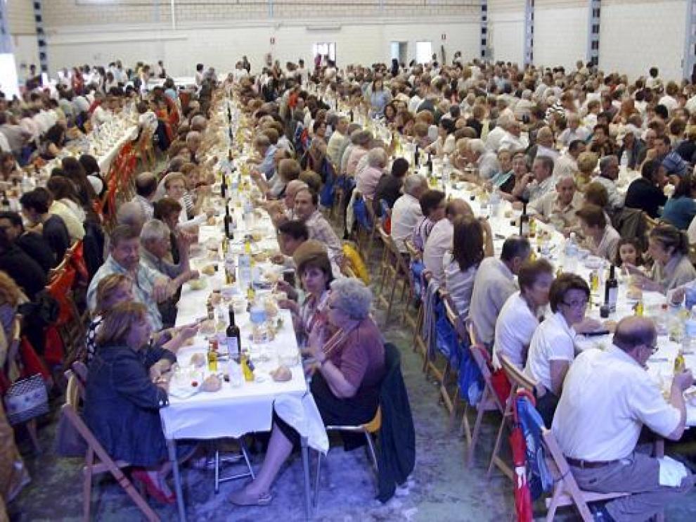 Los asistentes participaron en una comida de fraternidad en la cooperativa agrícola.