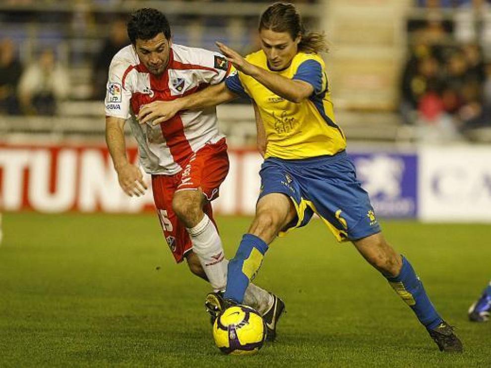 Erice lucha por el control del balón con Sorribas, en el partido de la primera vuelta.
