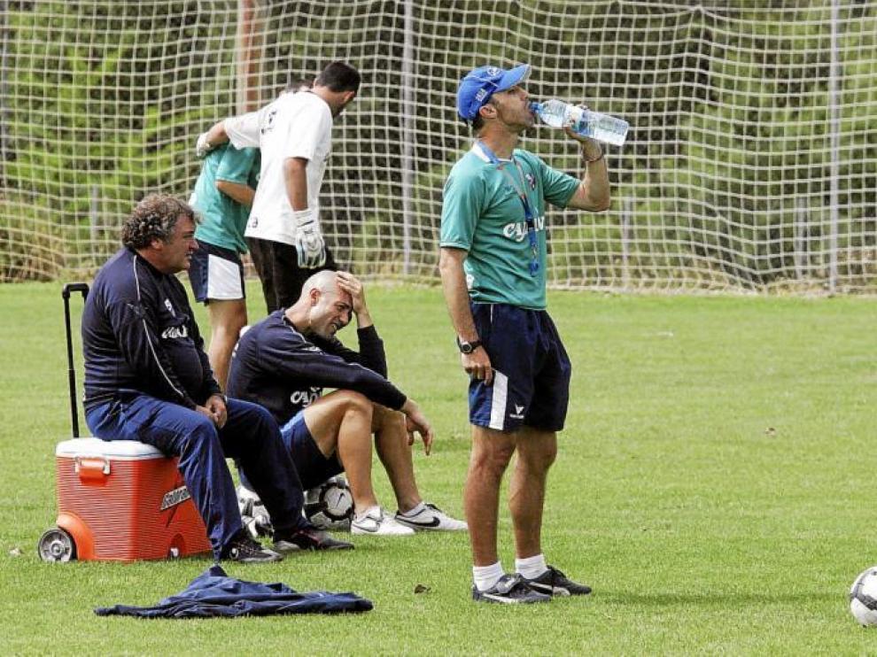 El técnico Antonio Calderón se refresca durante un receso del entrenamiento de ayer en el Instituto Montearagón.