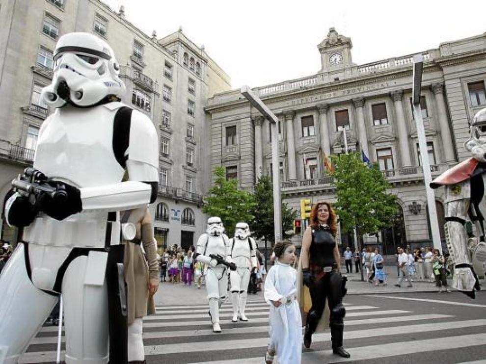 Desfile de los personajes de la 'Guerra de las galaxias' por el centro de Zaragoza en 2007.