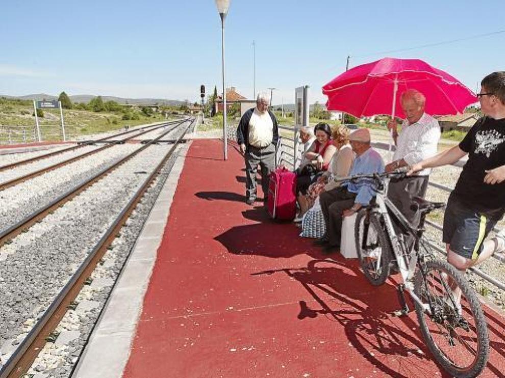 Los vecinos de La Puebla de Valverde piden a la DGA que los trenes no pasen de largo
