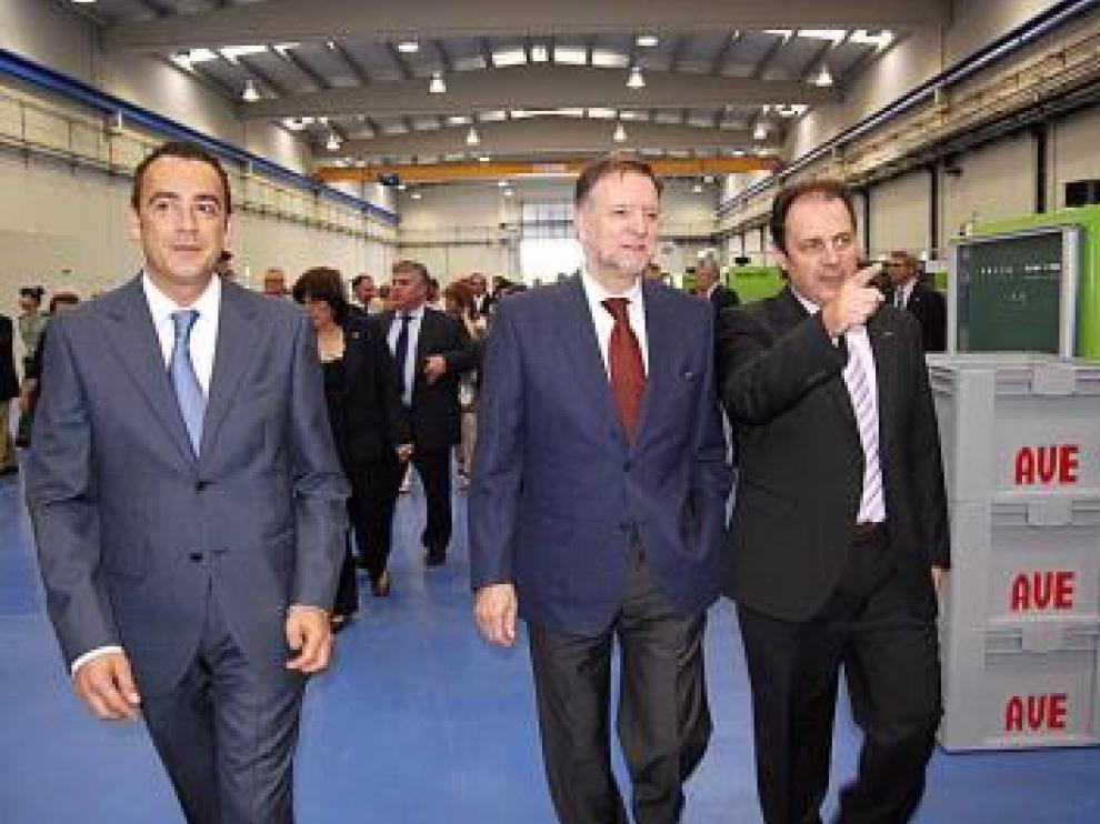 En el centro, Iglesias, durante su visita ayer a Monzón.