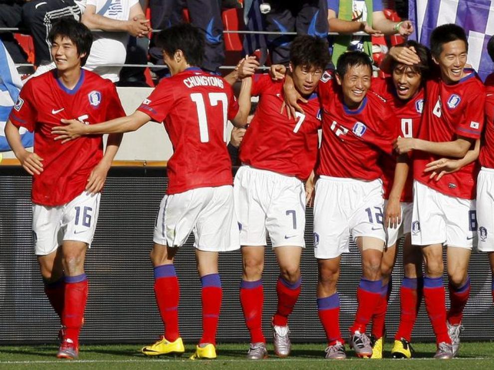 Los coreanos celebran uno de los goles