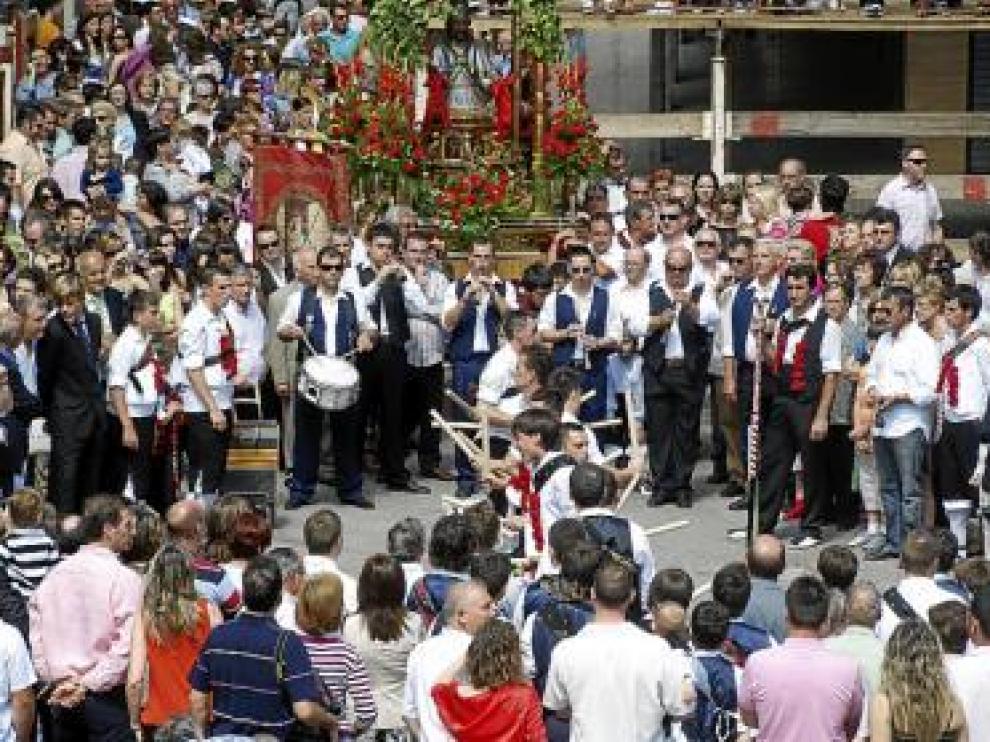 En Gallur, los danzantes bailaron el paloteao.
