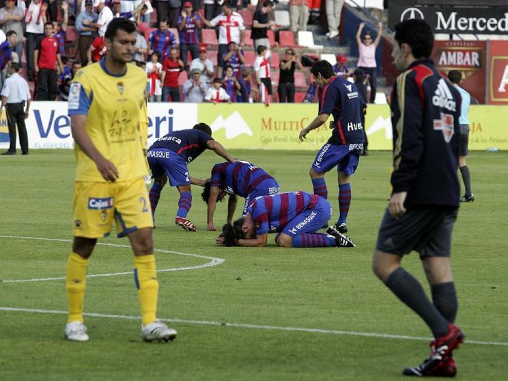 Sorribas invita a Borraz a saltar al césped.