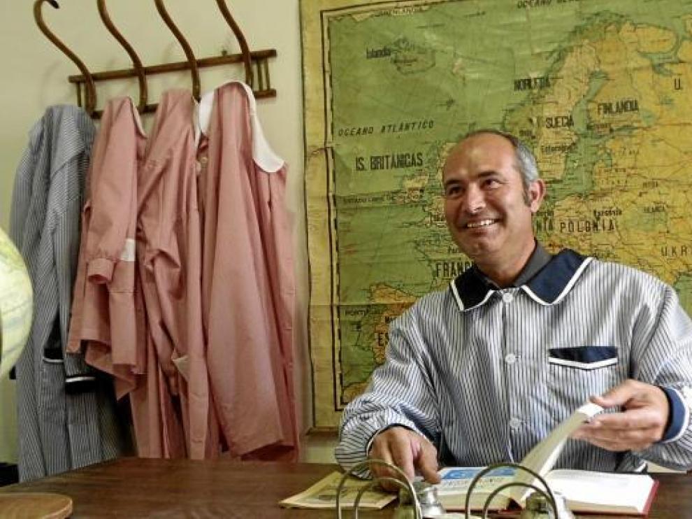 Fernando Zorrilla, consejero de Cultura de la Comarca del Bajo Aragón, con bata de colegial.