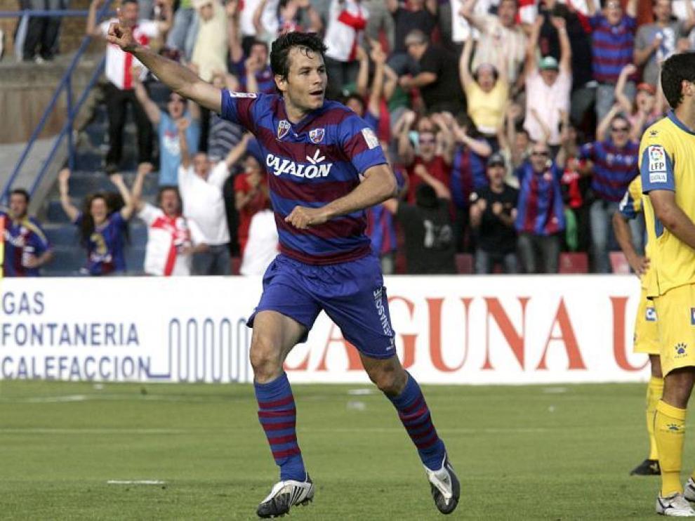 El azulgrana Juanjo Camacho, nada más celebrar el gol de la victoria ante el Cádiz, en el partido de ayer.