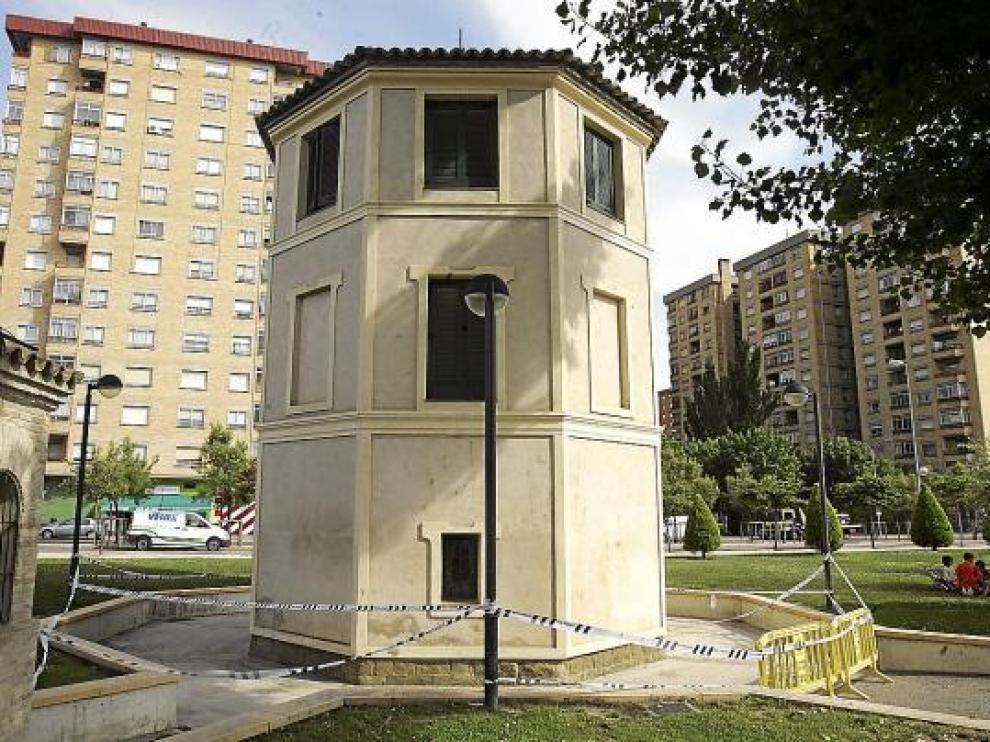 Vallas y cintas impiden acercase al torreón del parque Puerta del Pirineo por desprendimientos.