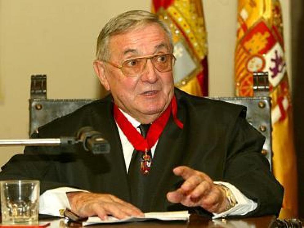 Ruiz Galbe, el día que recibió la medalla de la Abogacía, en 2002.
