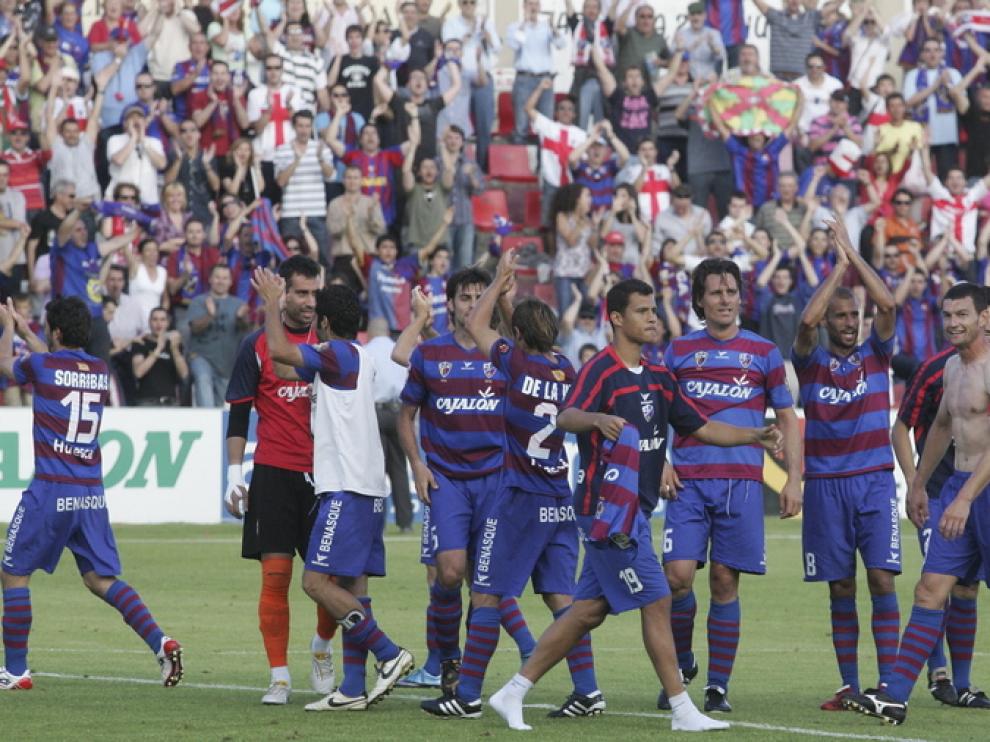 Varios jugadores del Huesca, al término del partido